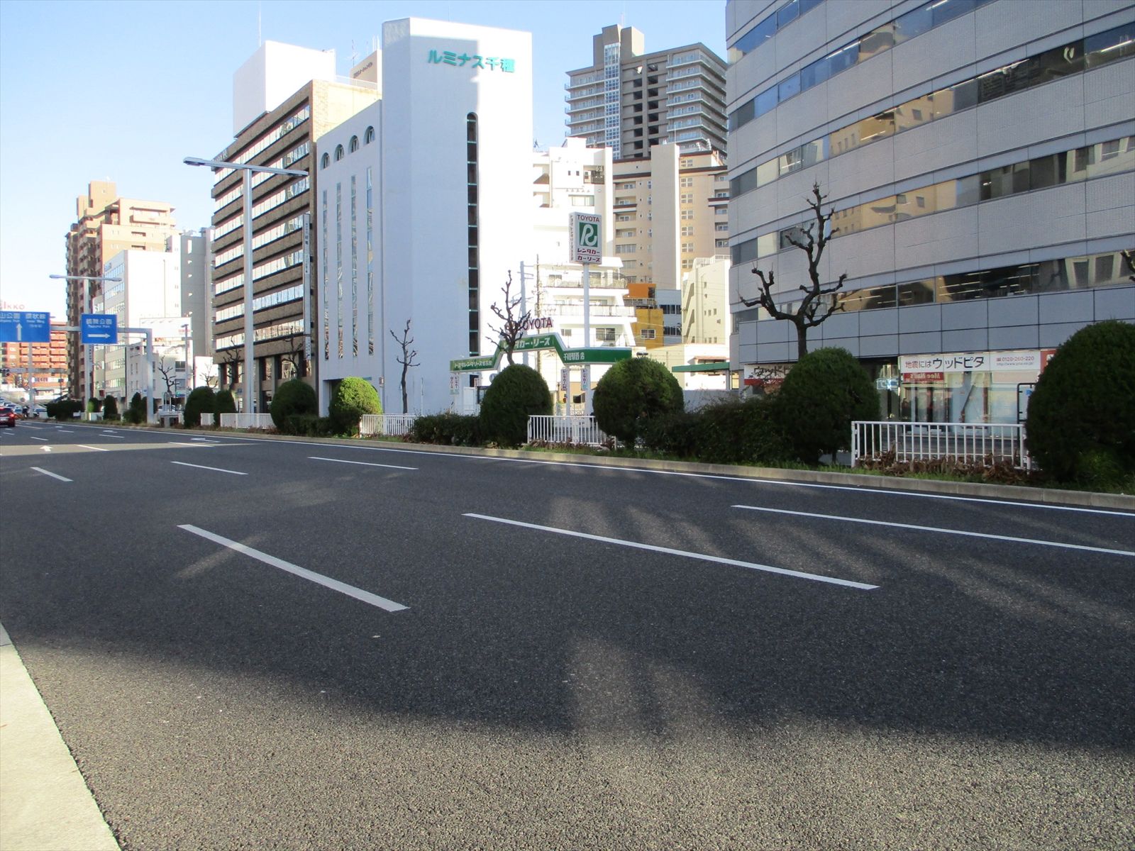 オフィスビル前の通り