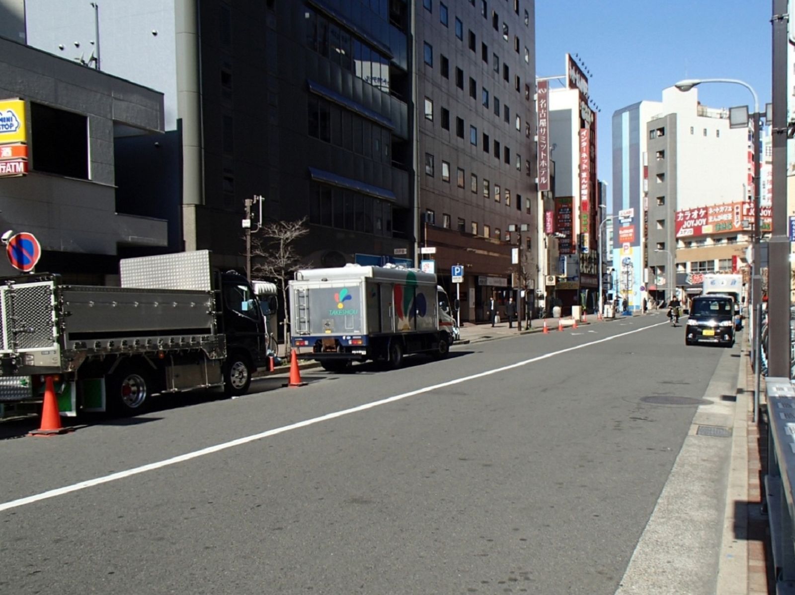 オフィスビル前の通り