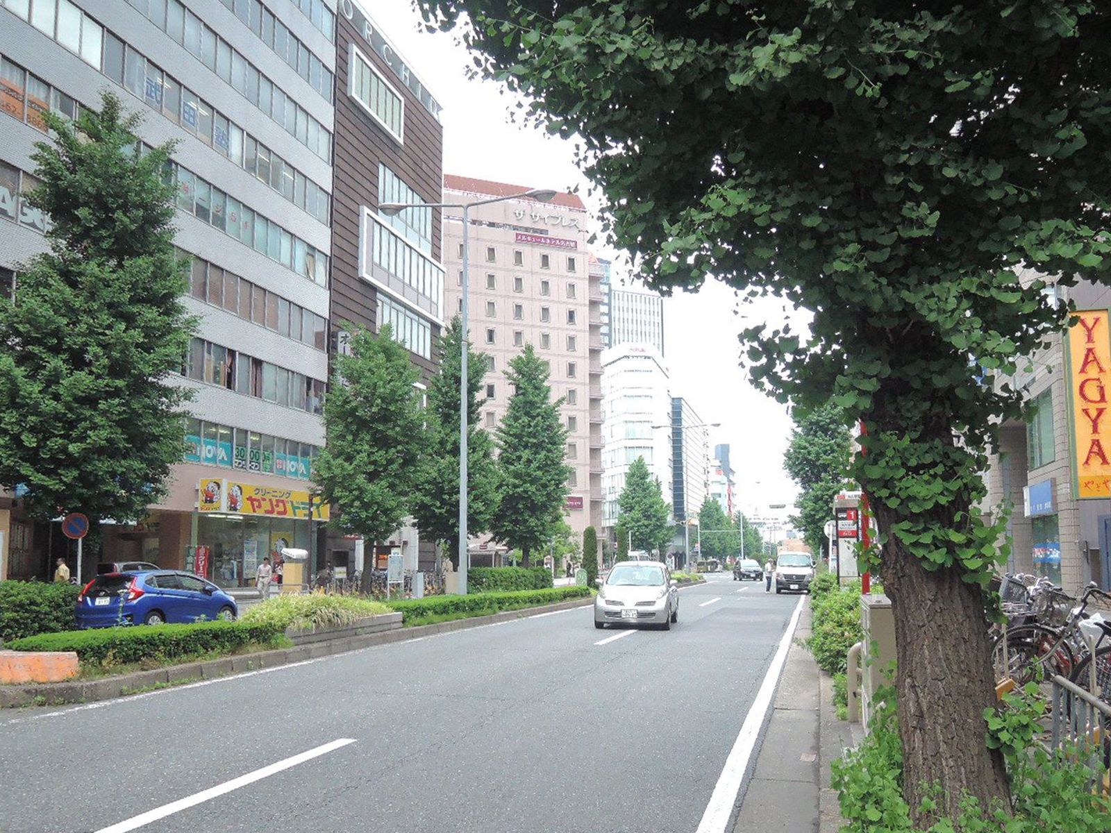オフィスビル前の通り