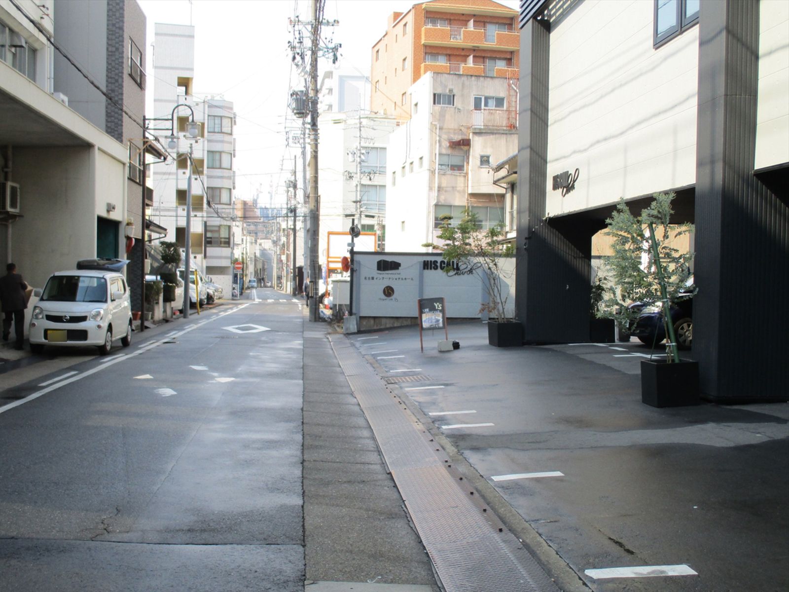オフィスビル前の通り