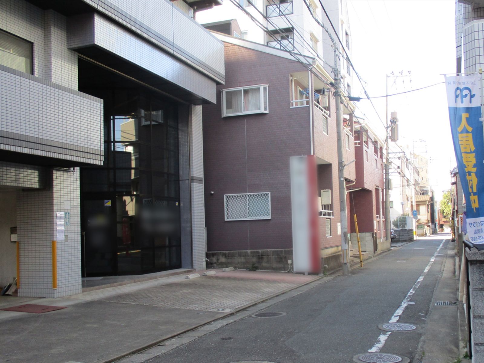 オフィスビル前の通り