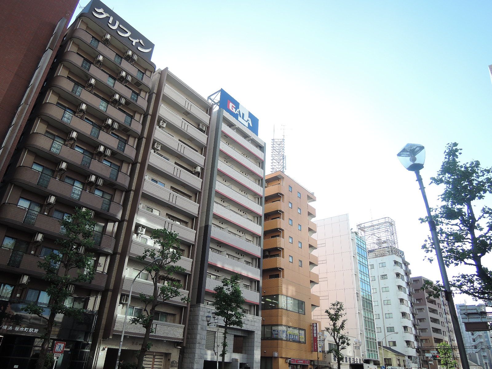 周囲は住宅とオフィス街