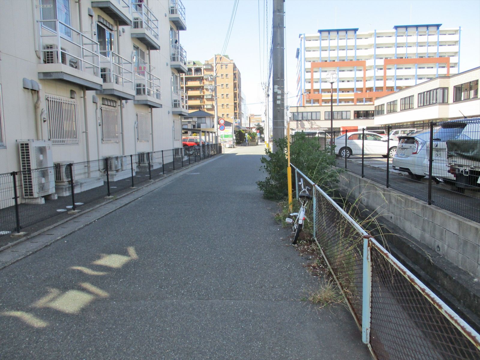 オフィスビル前の通り
