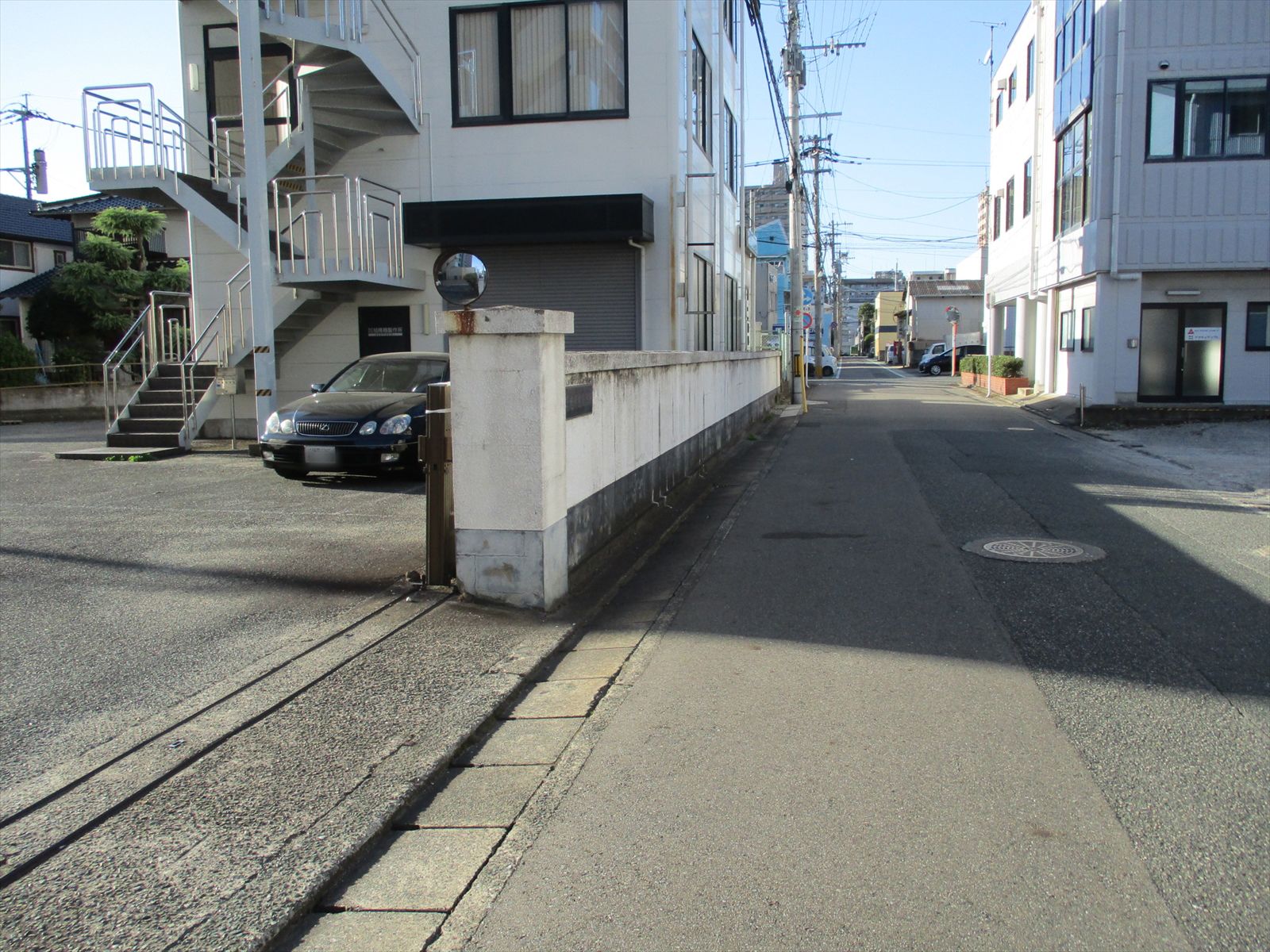 オフィスビル前の通り