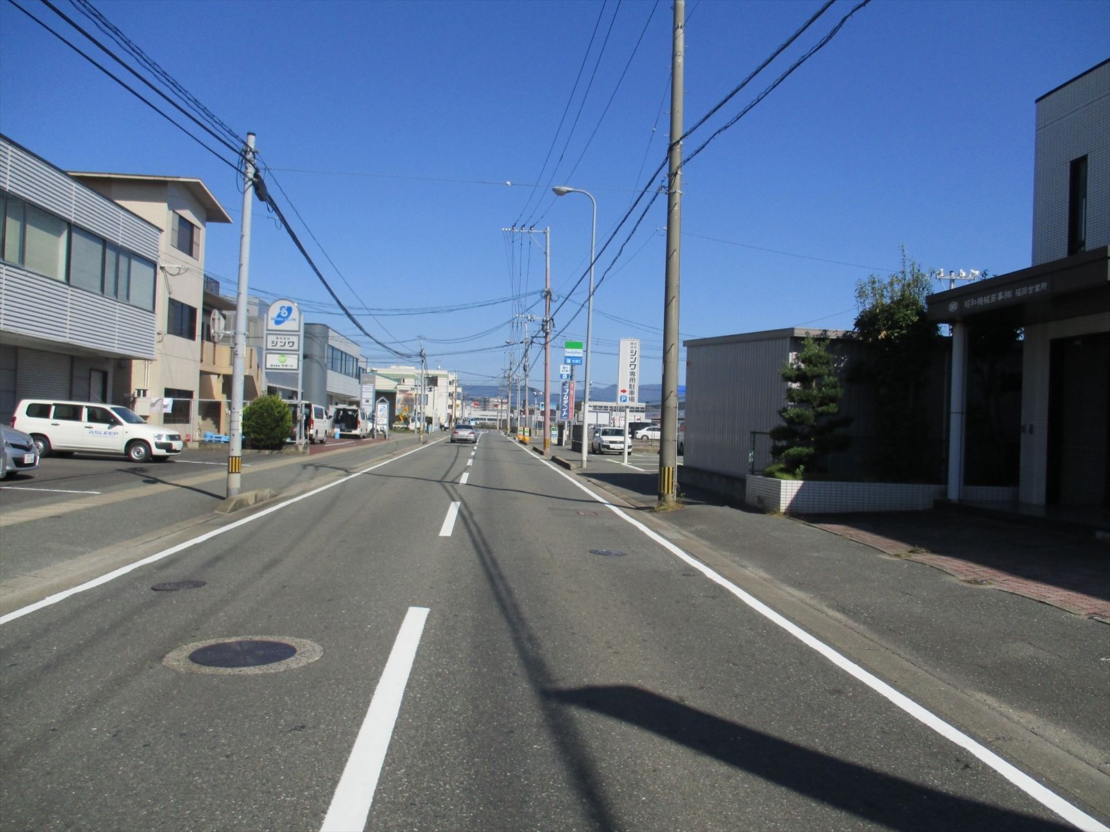 オフィスビル前の通り
