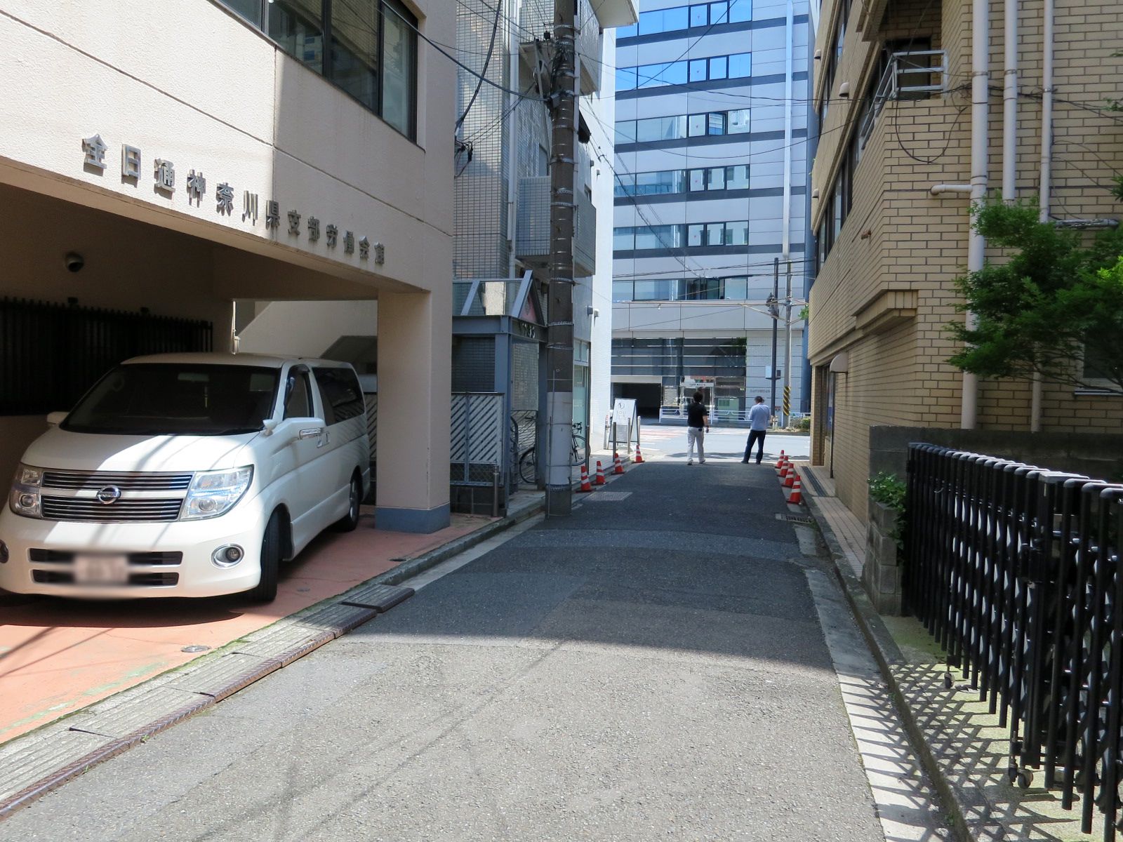 YT33ビル前面の路地