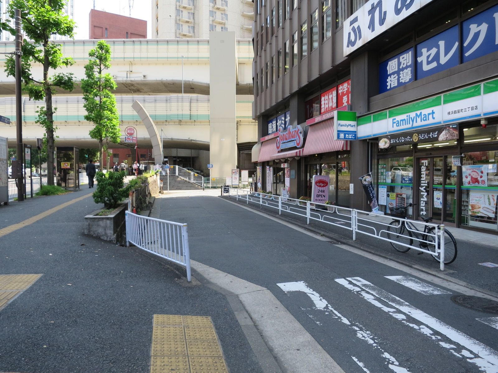 アカデミービル前面の通り