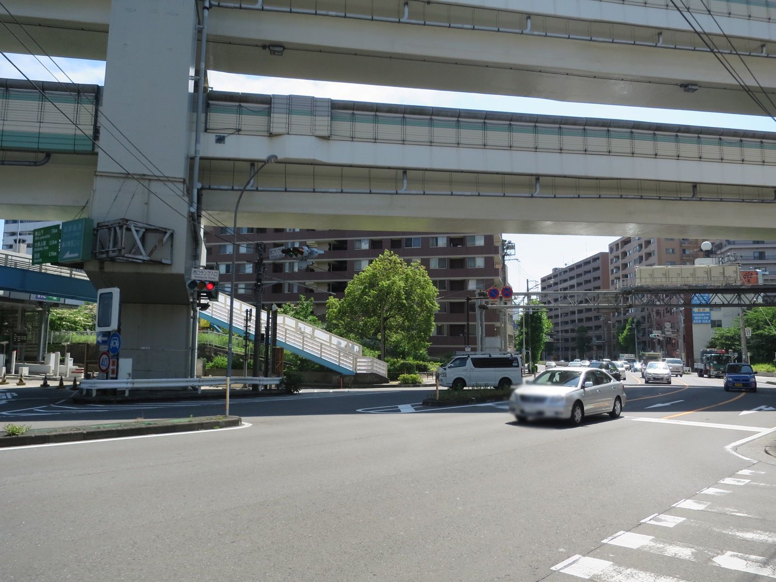 西口ランプ入口交差点向かい