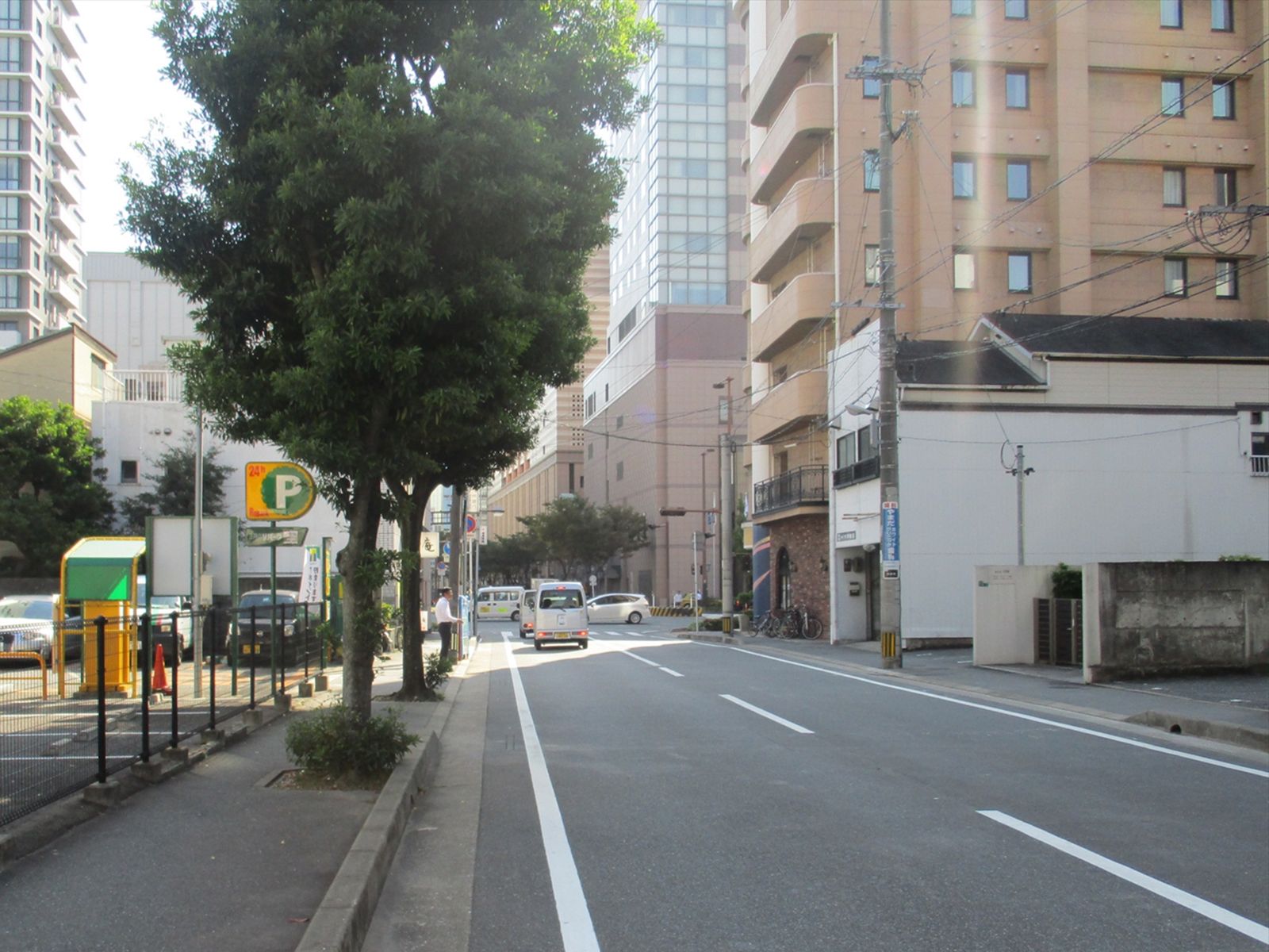 オフィスビル前の通り