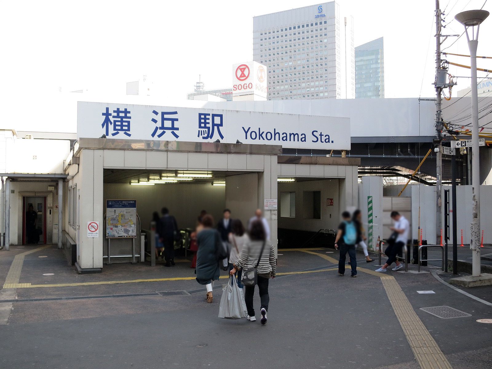 最寄りの「横浜駅」