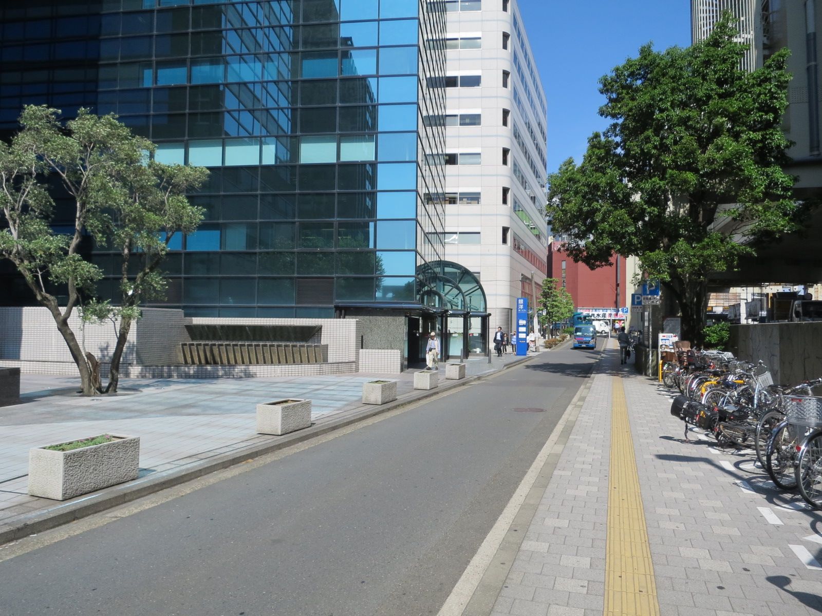 相鉄岩崎学園ビル前面の通り