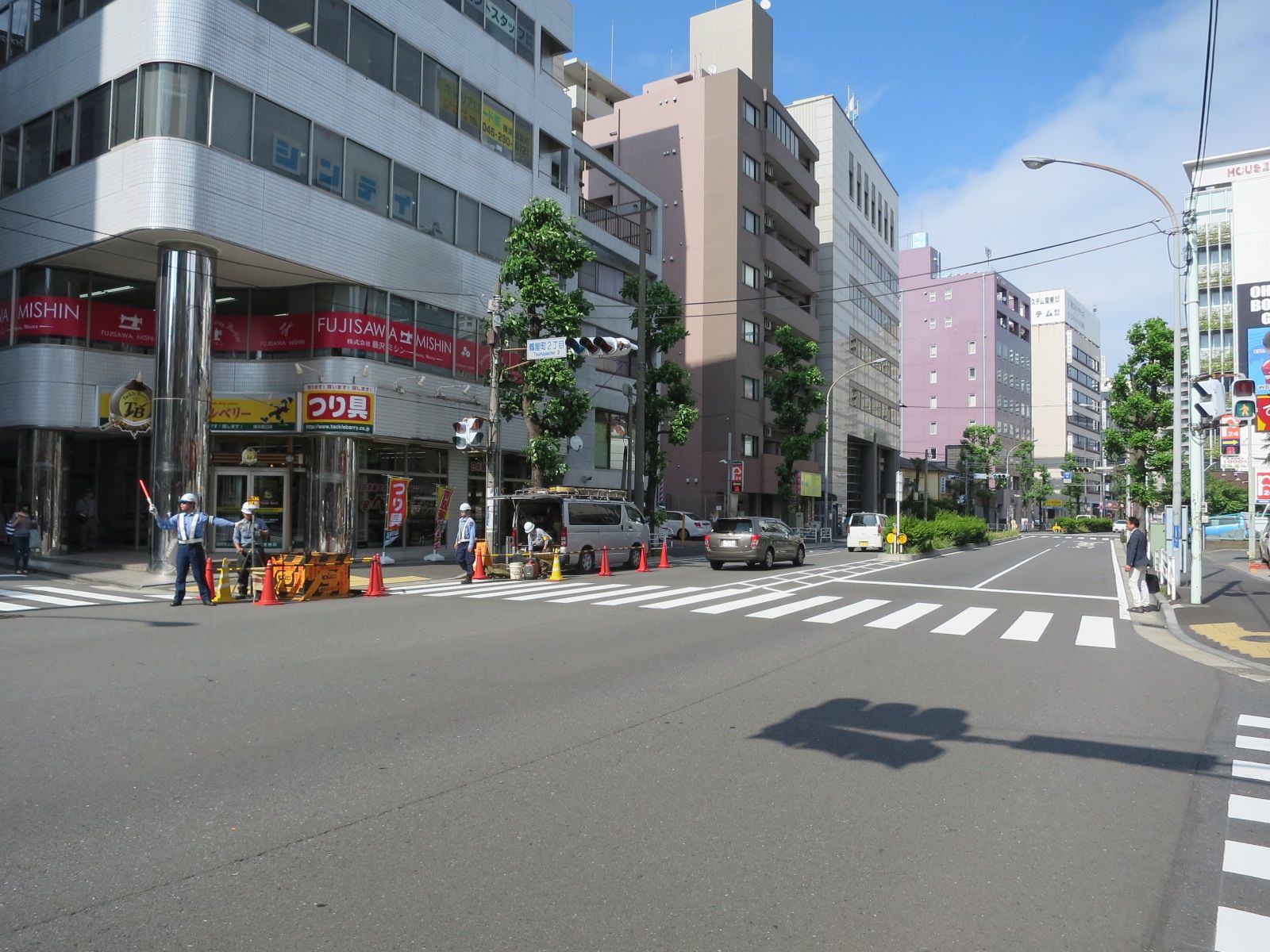 鶴屋町2丁目交差点向かい
