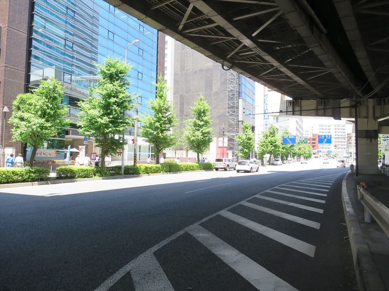 横浜金港町ビル前面の東海道