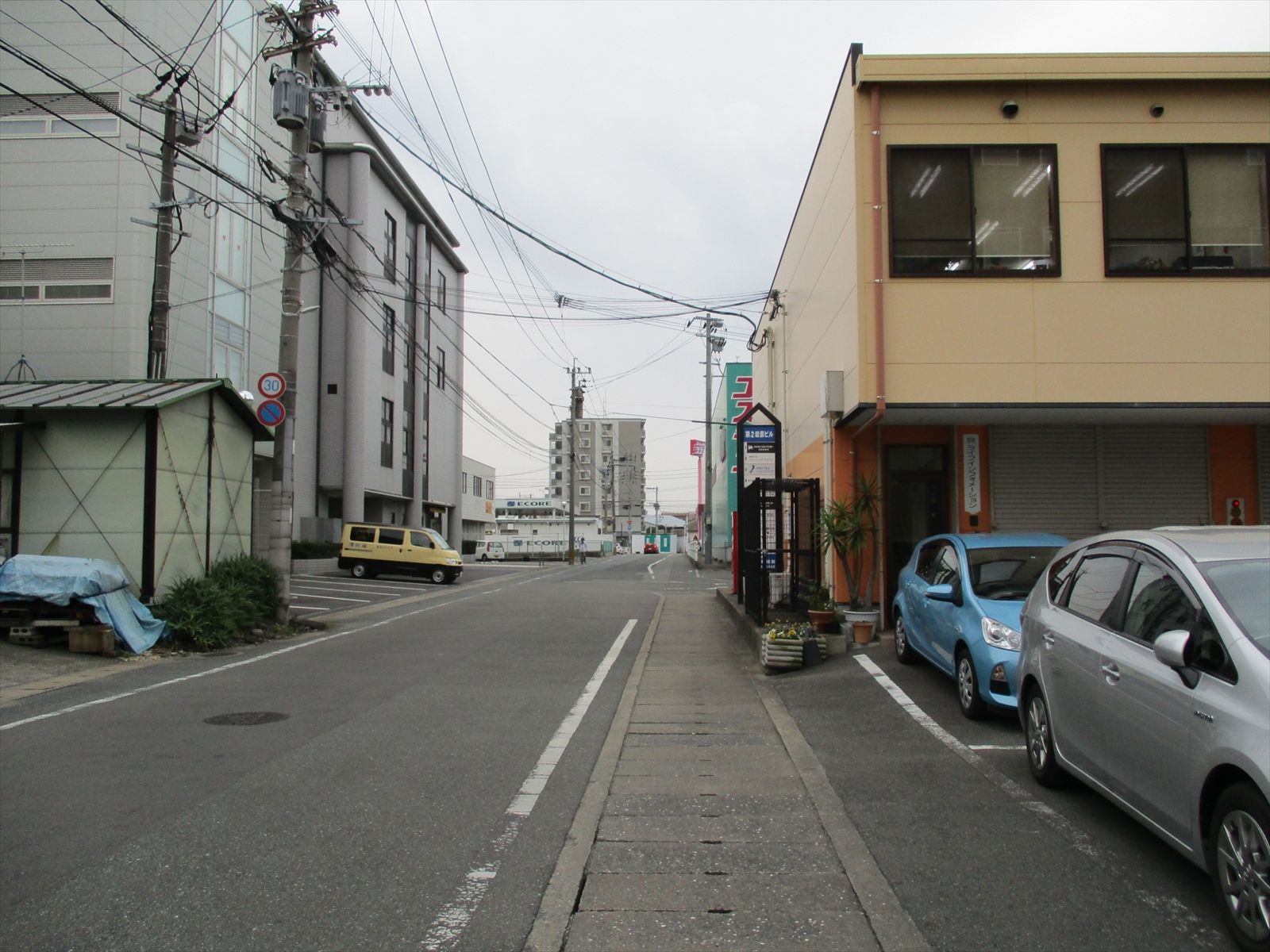 オフィスビル前の通り