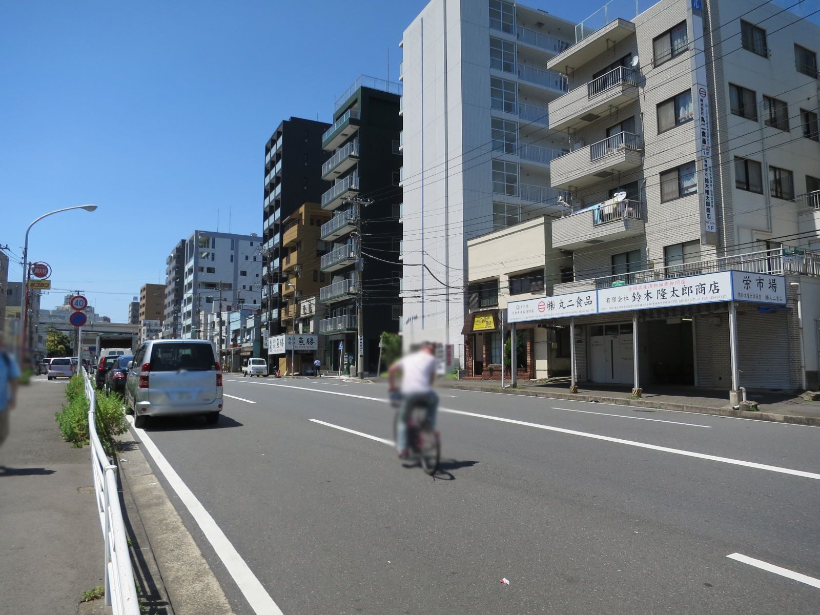 鈴隆ビル前面の中央市場通り