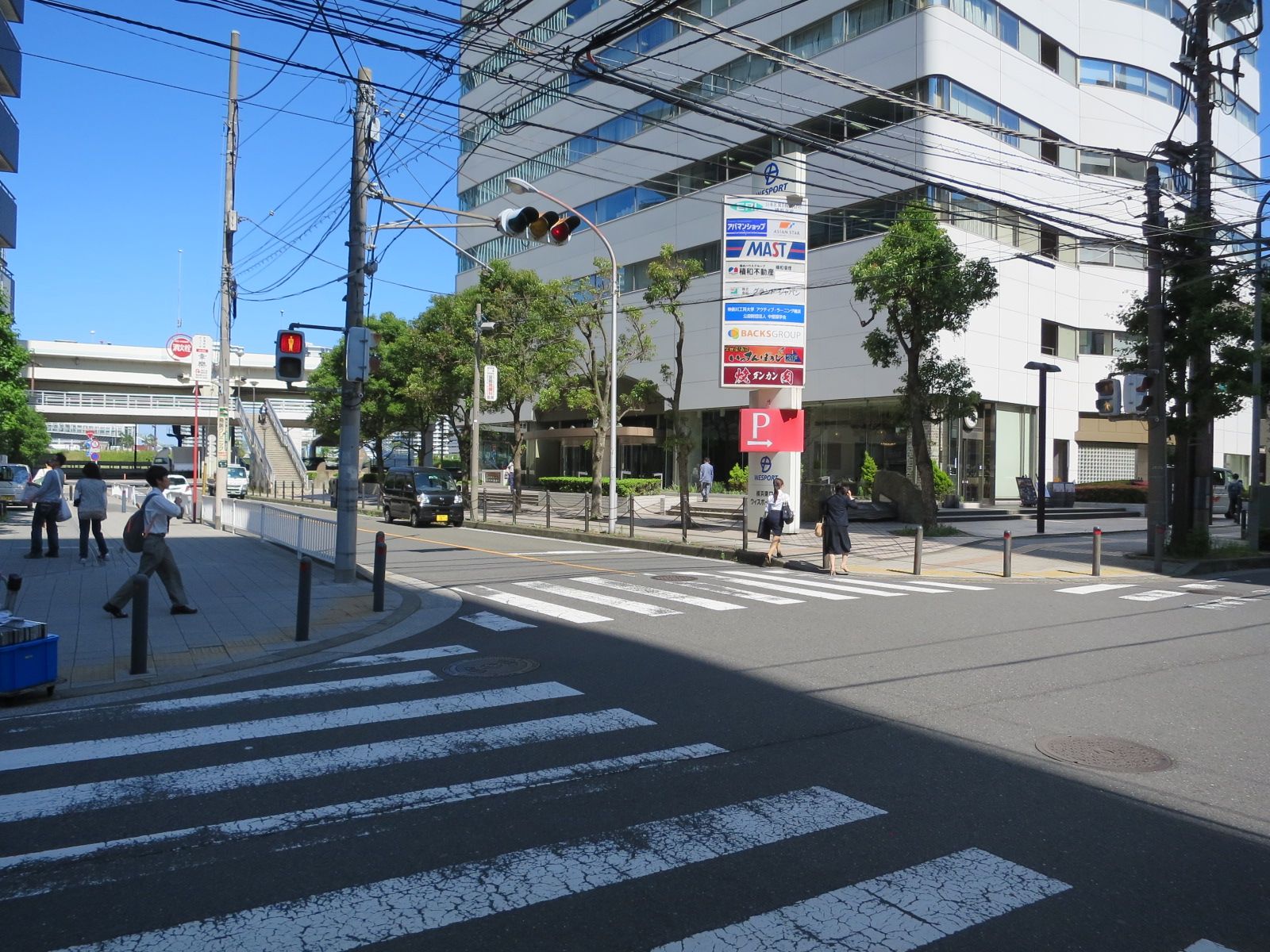 横浜東口ウィスポートビル前面の通り