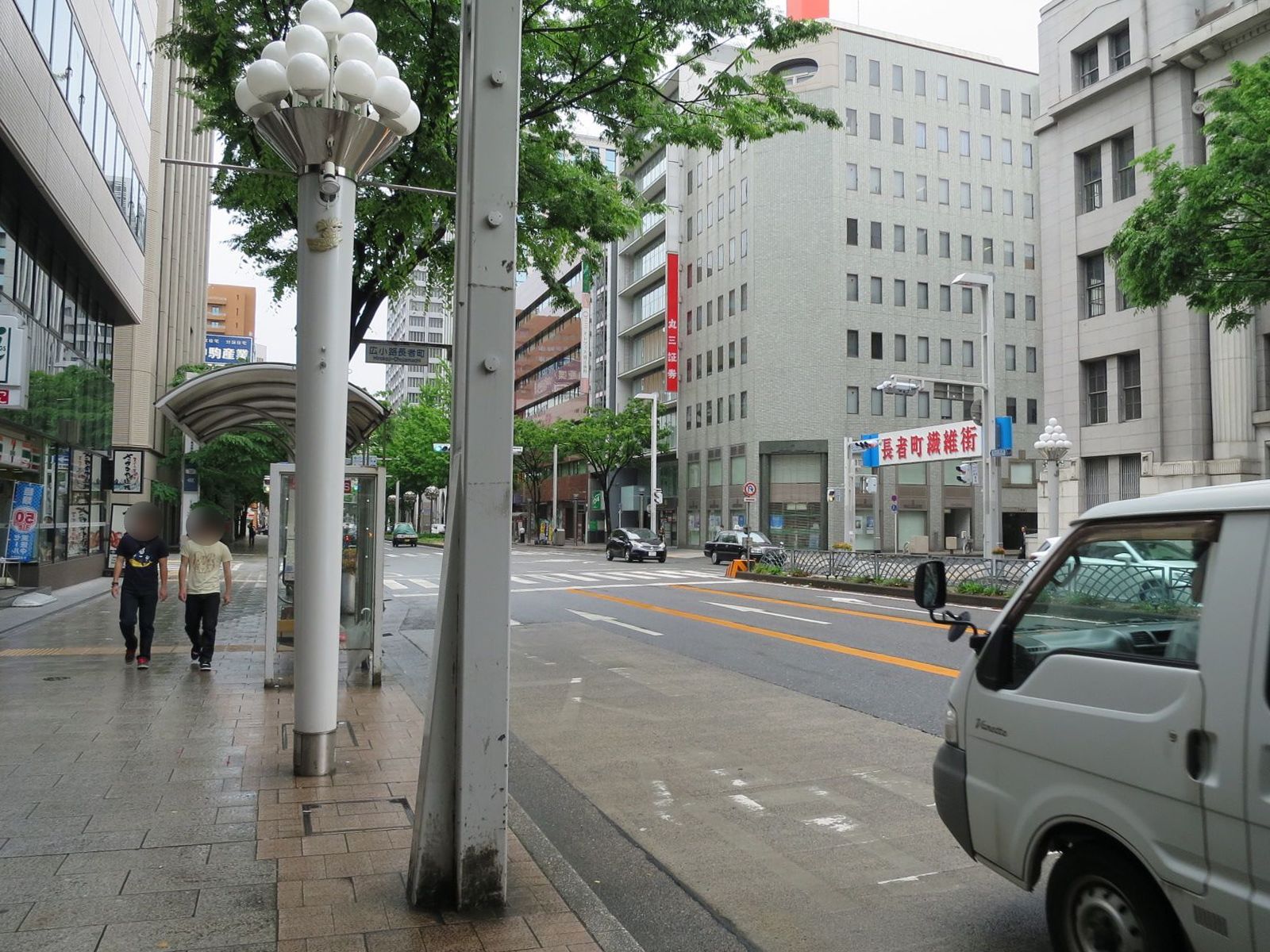 オフィスビル前の広小路通