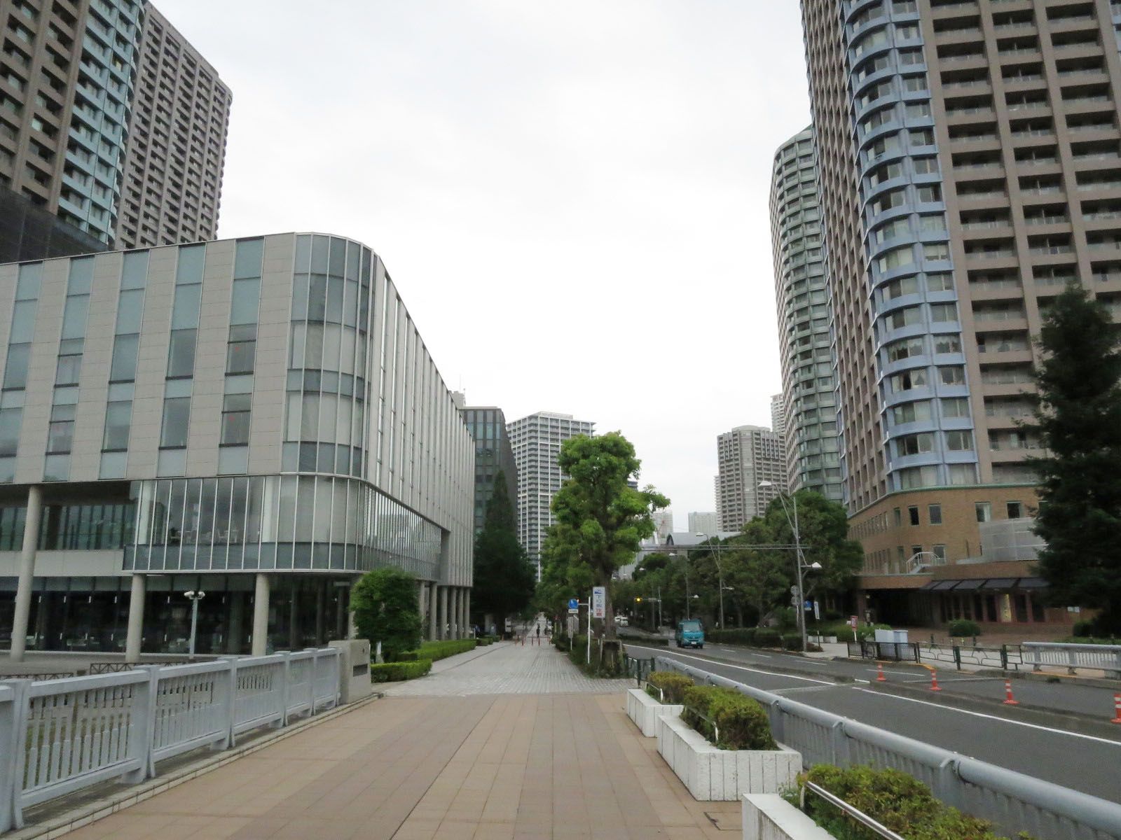 周辺は住宅やオフィスが多いエリア