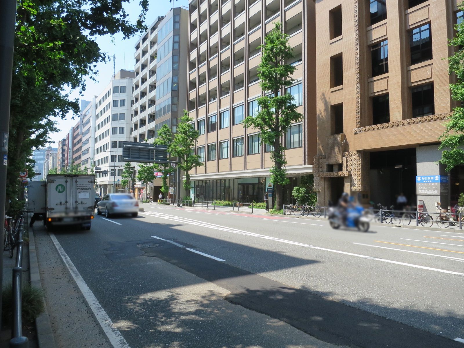 綜通横浜ビル前面の本町通り