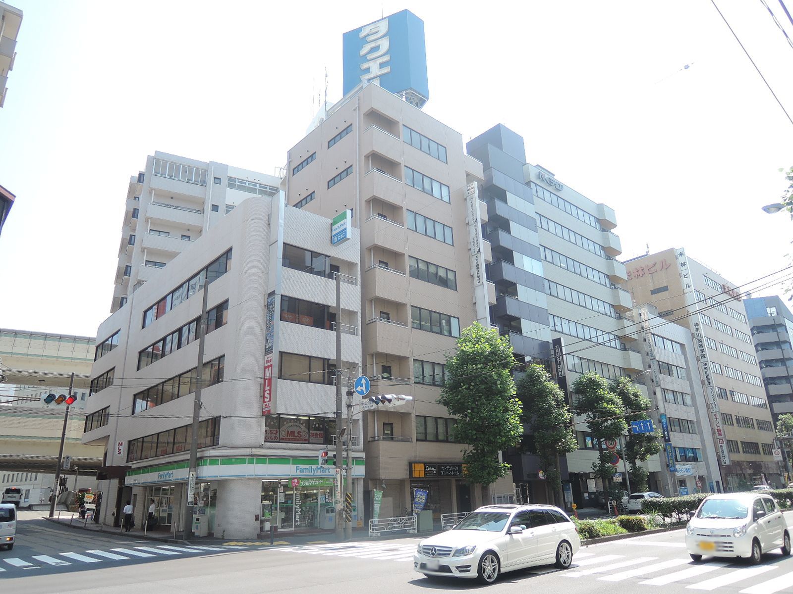 横浜西口ビル前面の通り