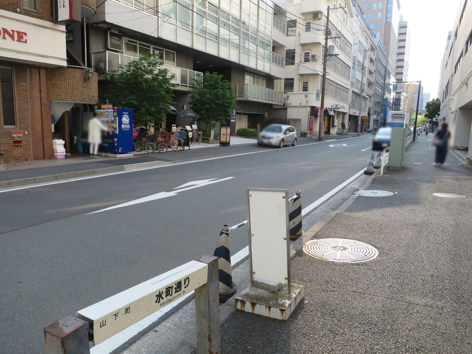 メットライフ山下町ビル前面の水町通り