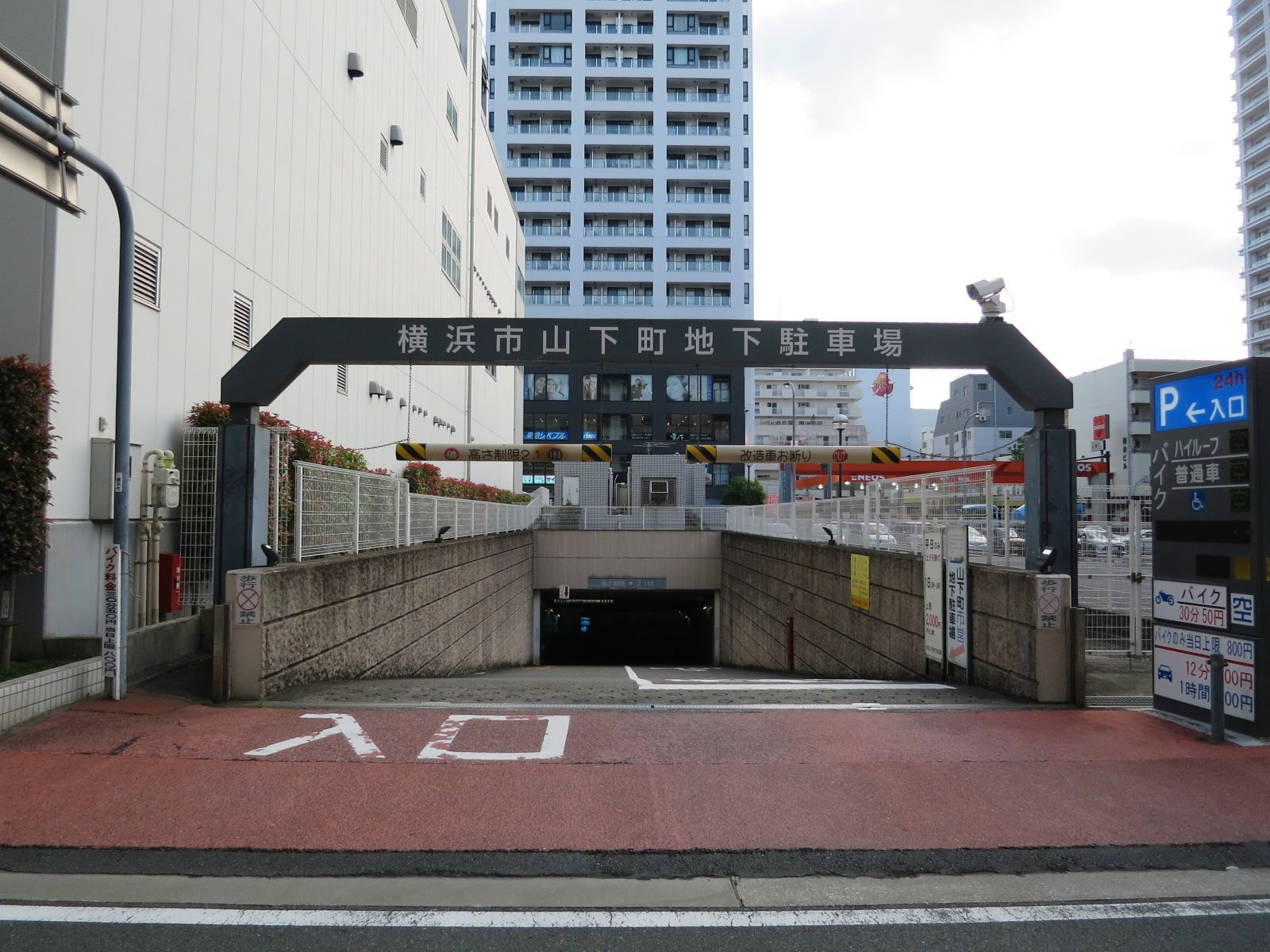 向かいの市営駐車場