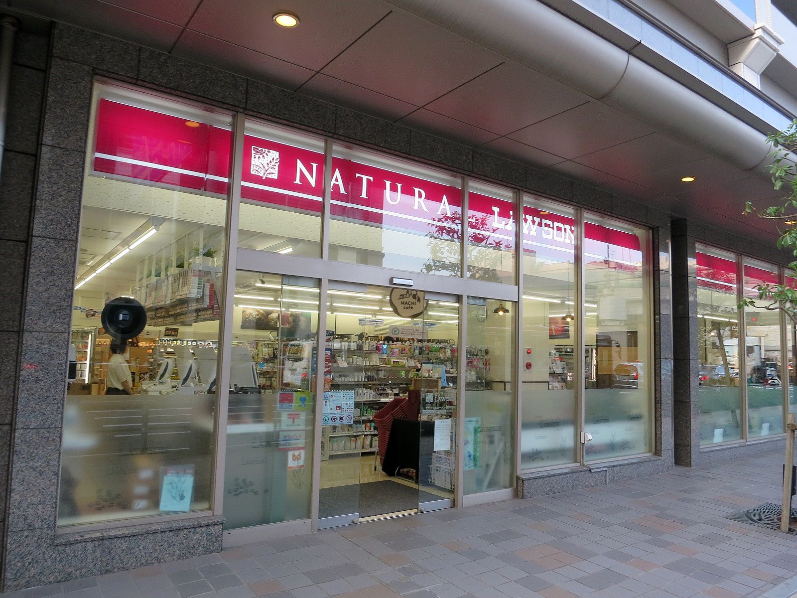 徒歩3分のナチュラルローソン横浜元町店