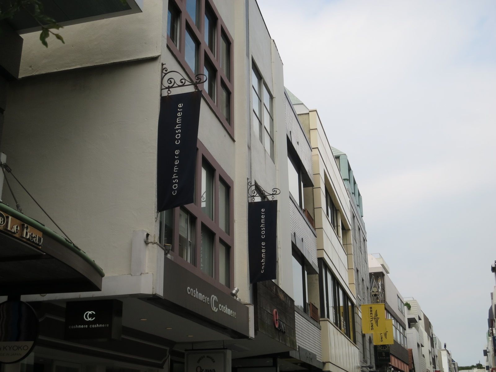 店舗立ち並ぶ一角