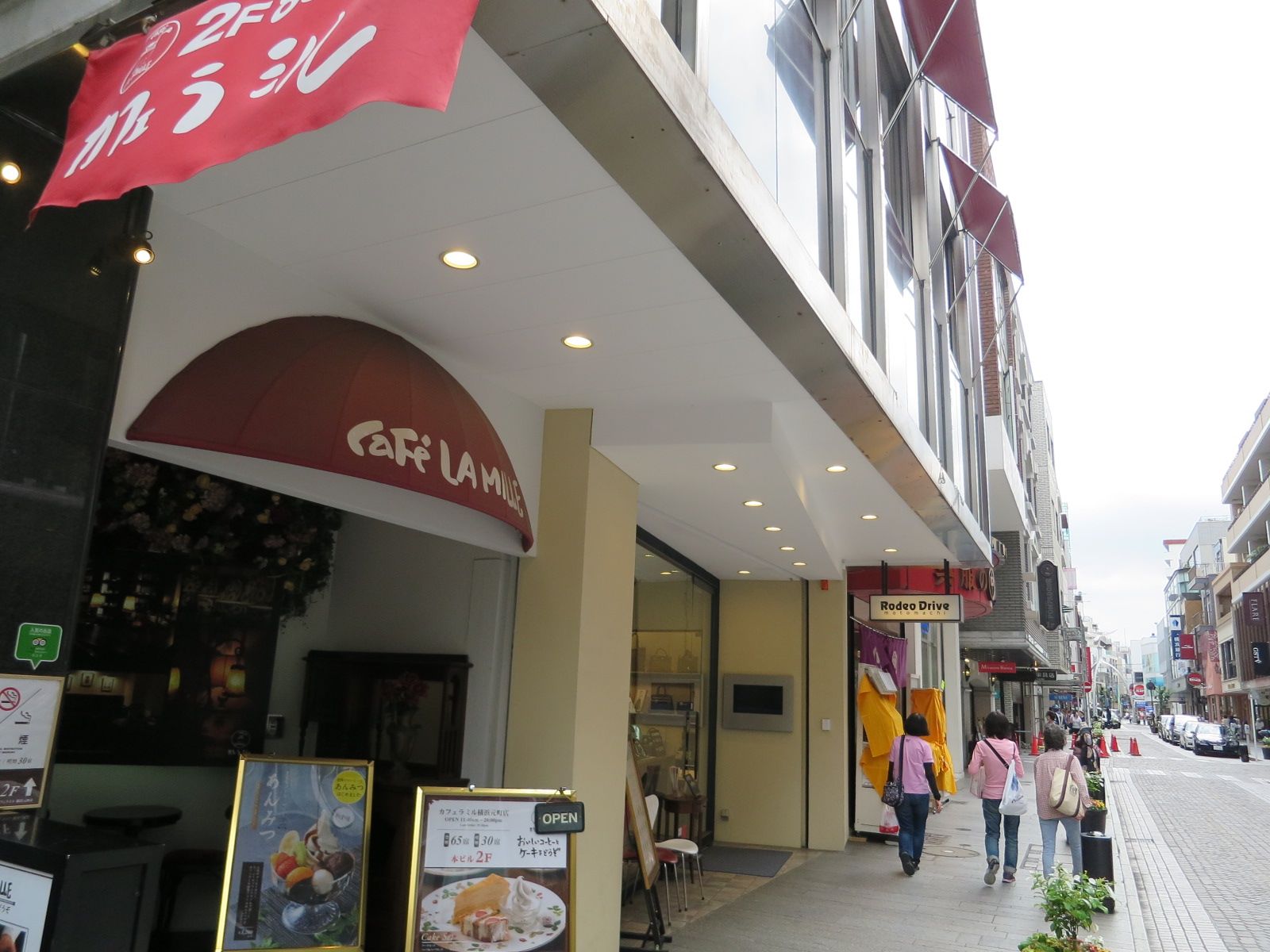 店舗立ち並ぶ一角