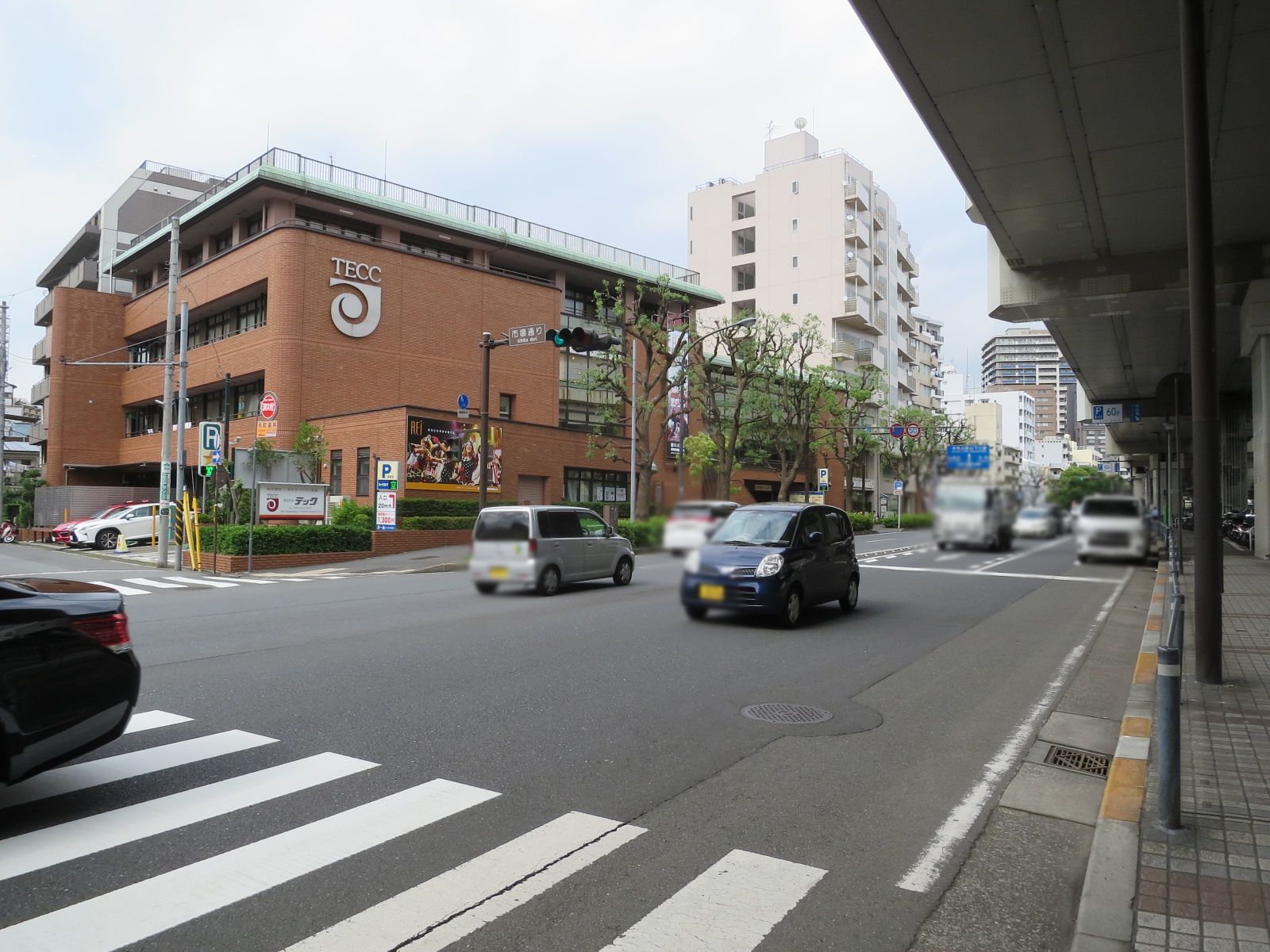 市場通り交差点向かい
