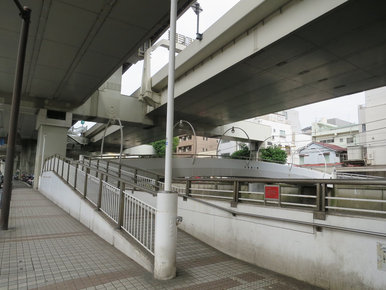 向かいは首都高速神奈川3号狩場線