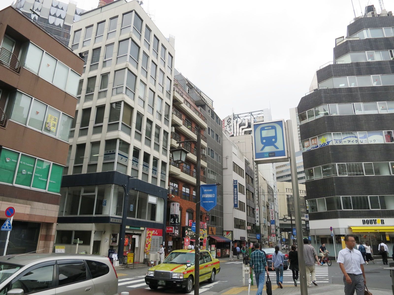 周辺は店舗やオフィスが多いエリア