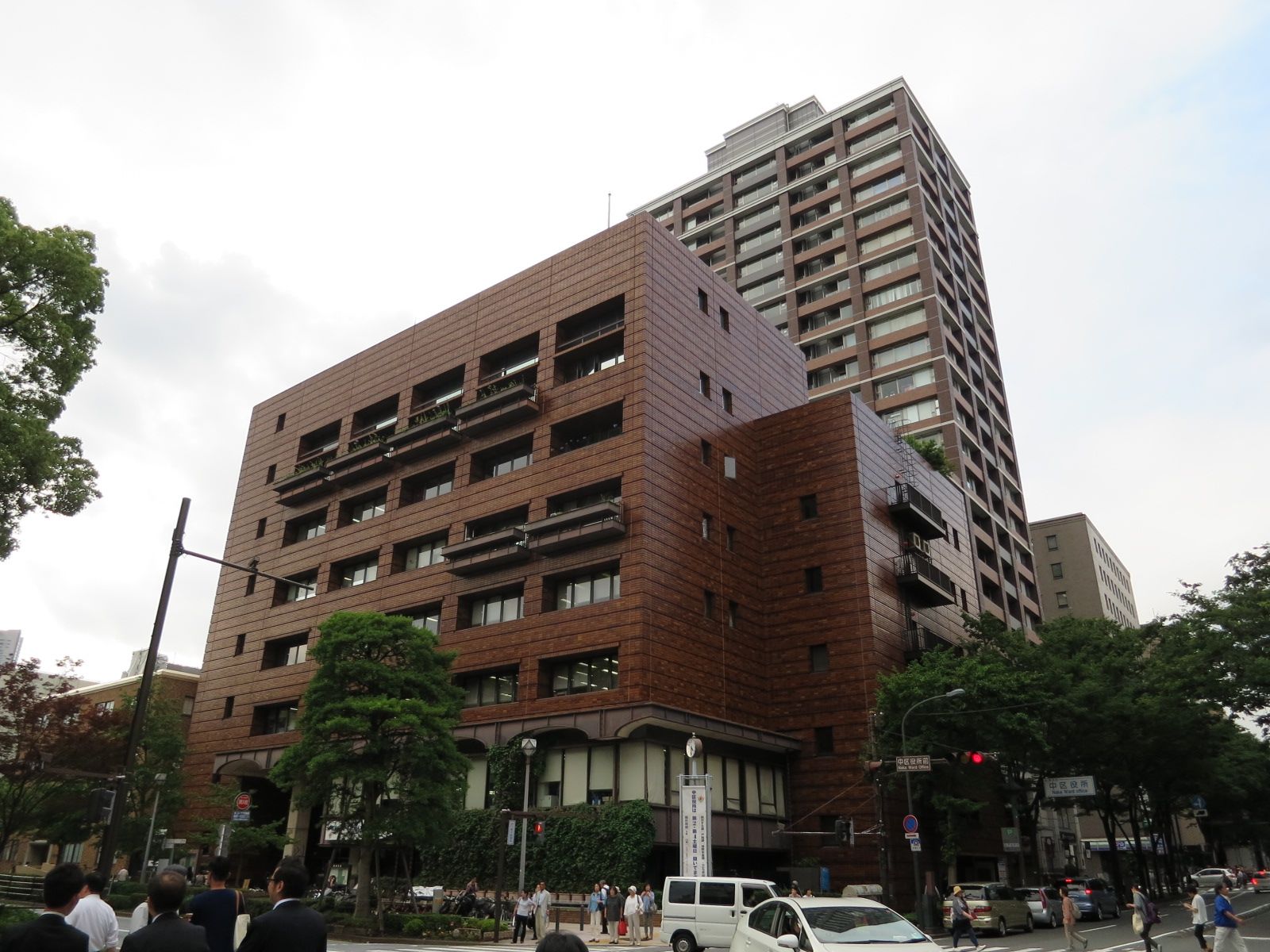 向かいにある中区役所
