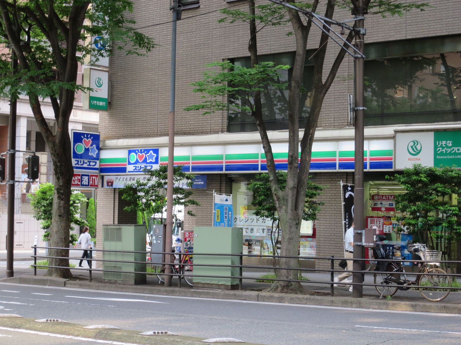 斜め向かいのスリーエフ日本大通店