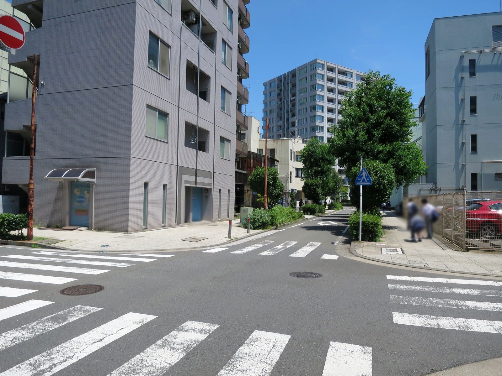 恵元ビル前面の通り