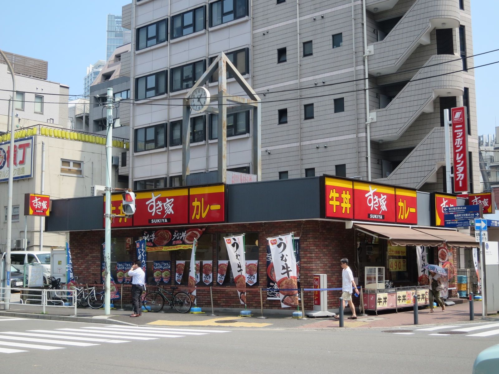向かいにあるすき家