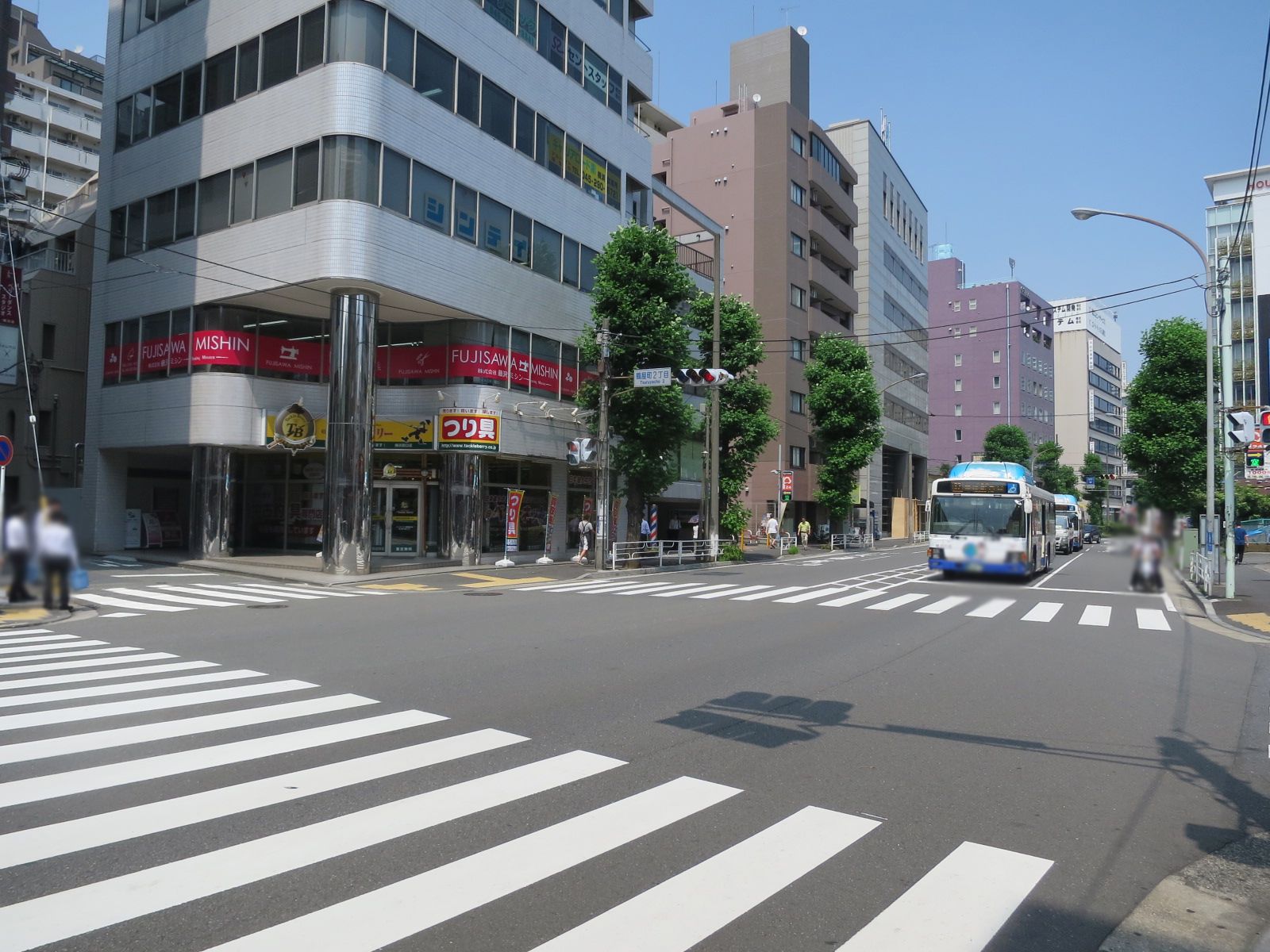 環状1号・鶴屋町2丁目交差点向かい