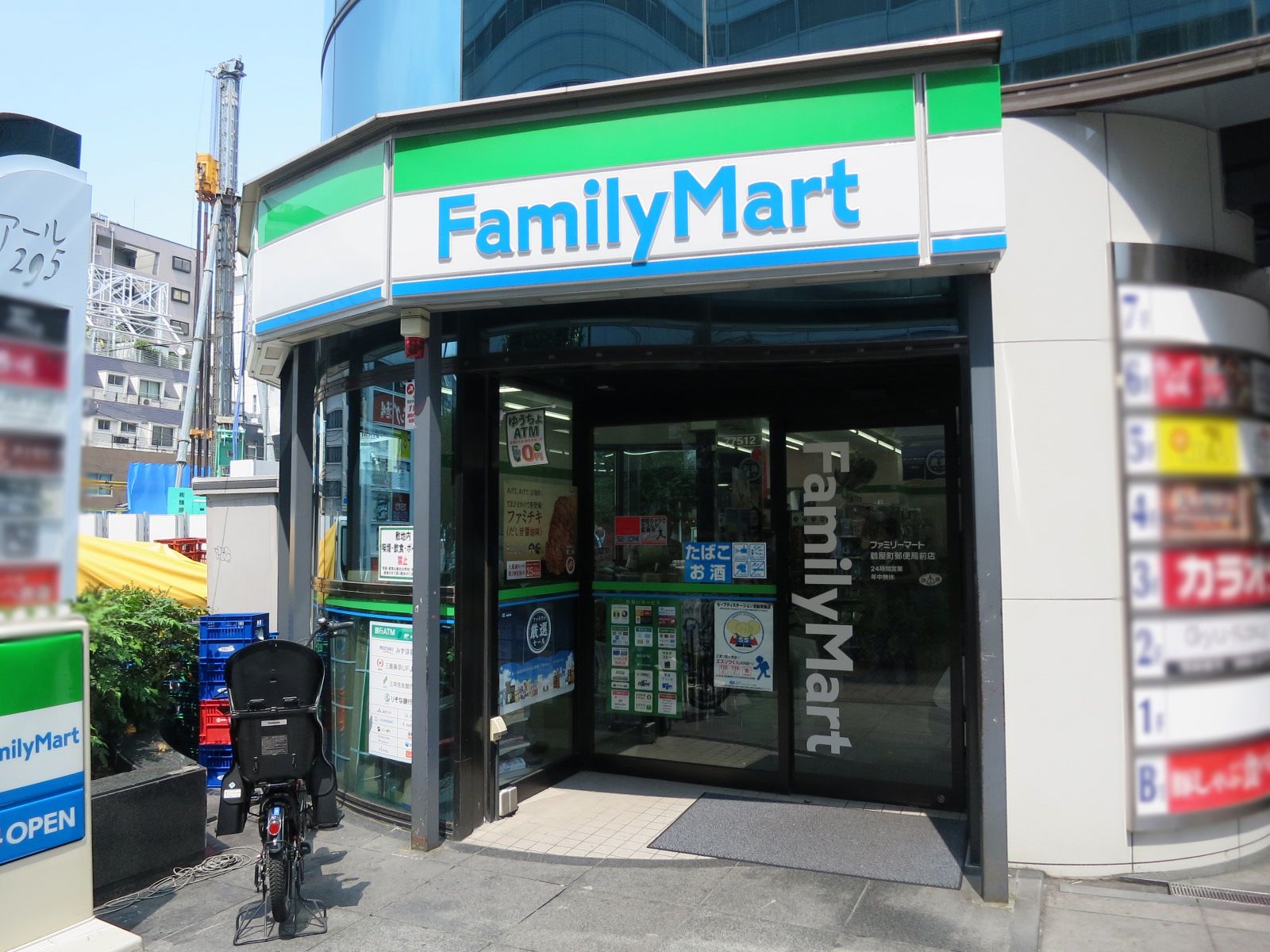 徒歩1分のファミリーマート鶴屋町郵便局前店