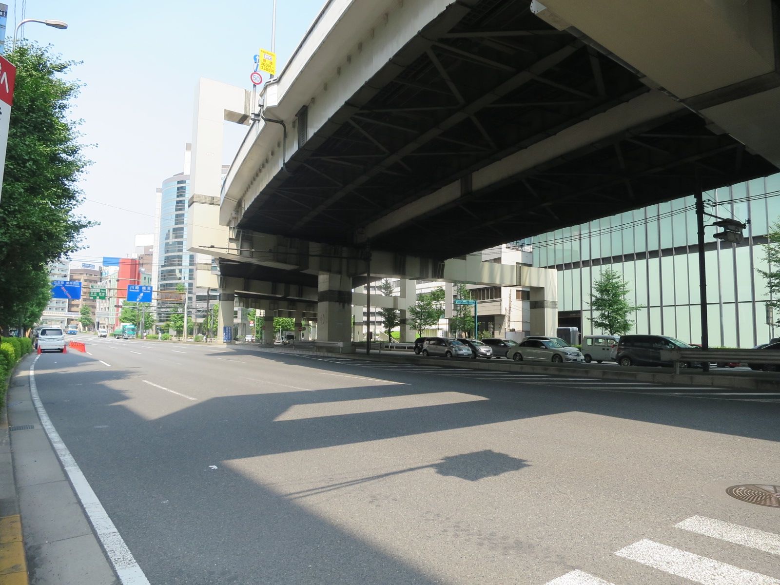 ヨコハマ長島ビル前面の東海道