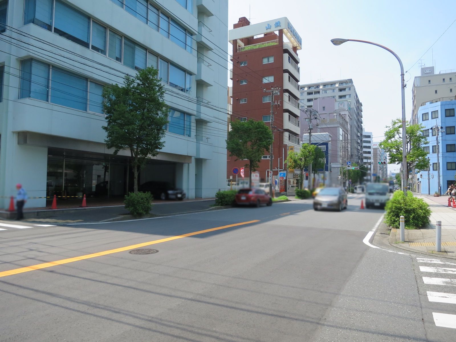 川本工業ビル前面の通り