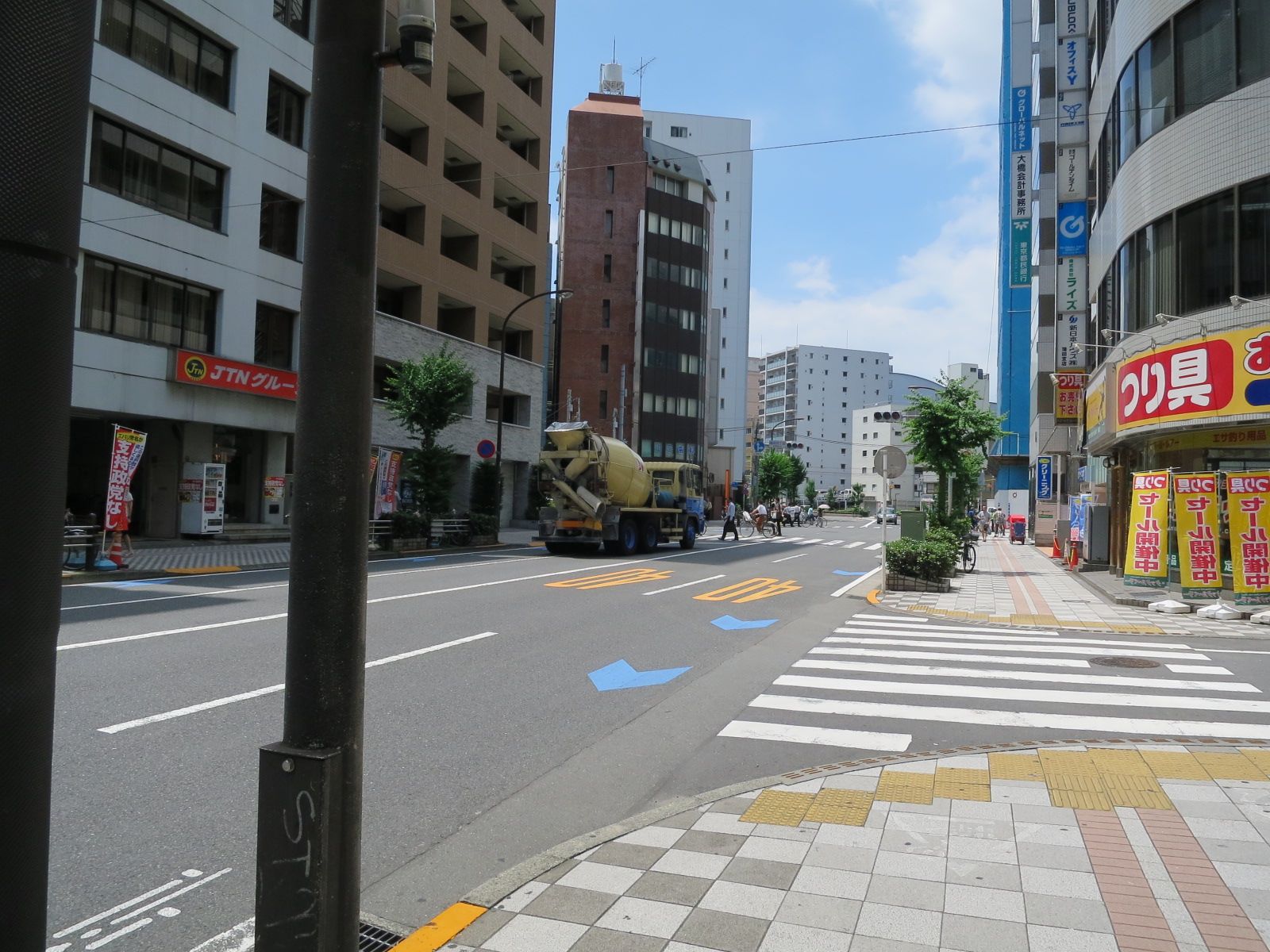 オフィスビル前面道路