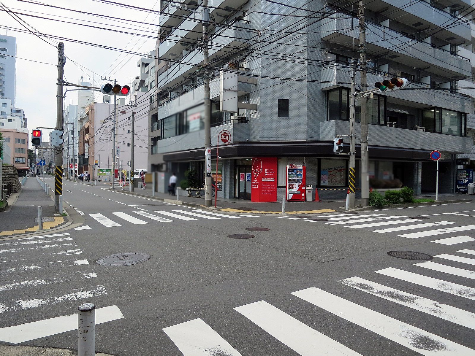 関内スクエァービル前面の通り