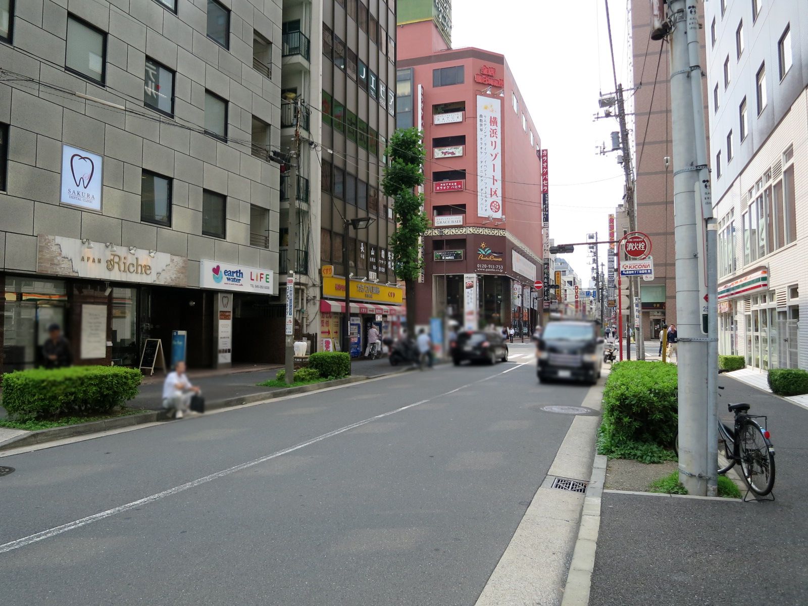 アンジェ関内前面の通り