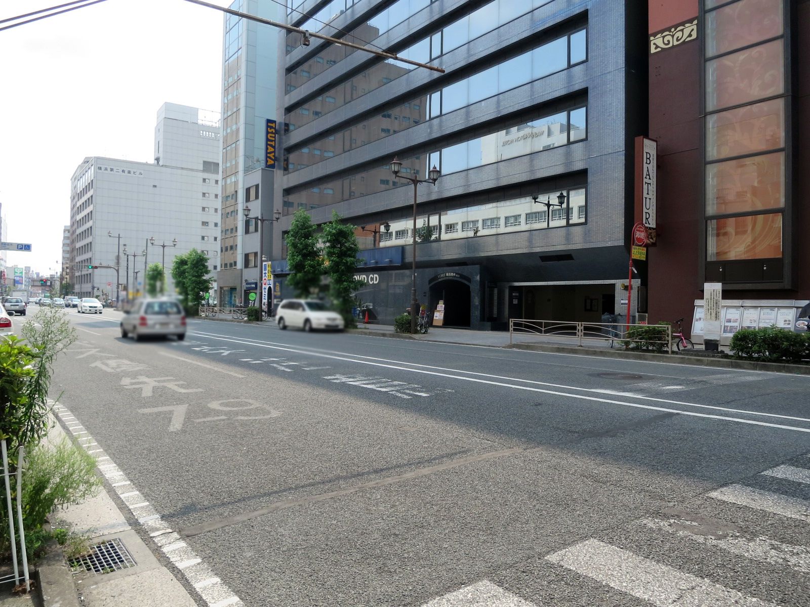 VORT横浜関内ビル前面の国道16号