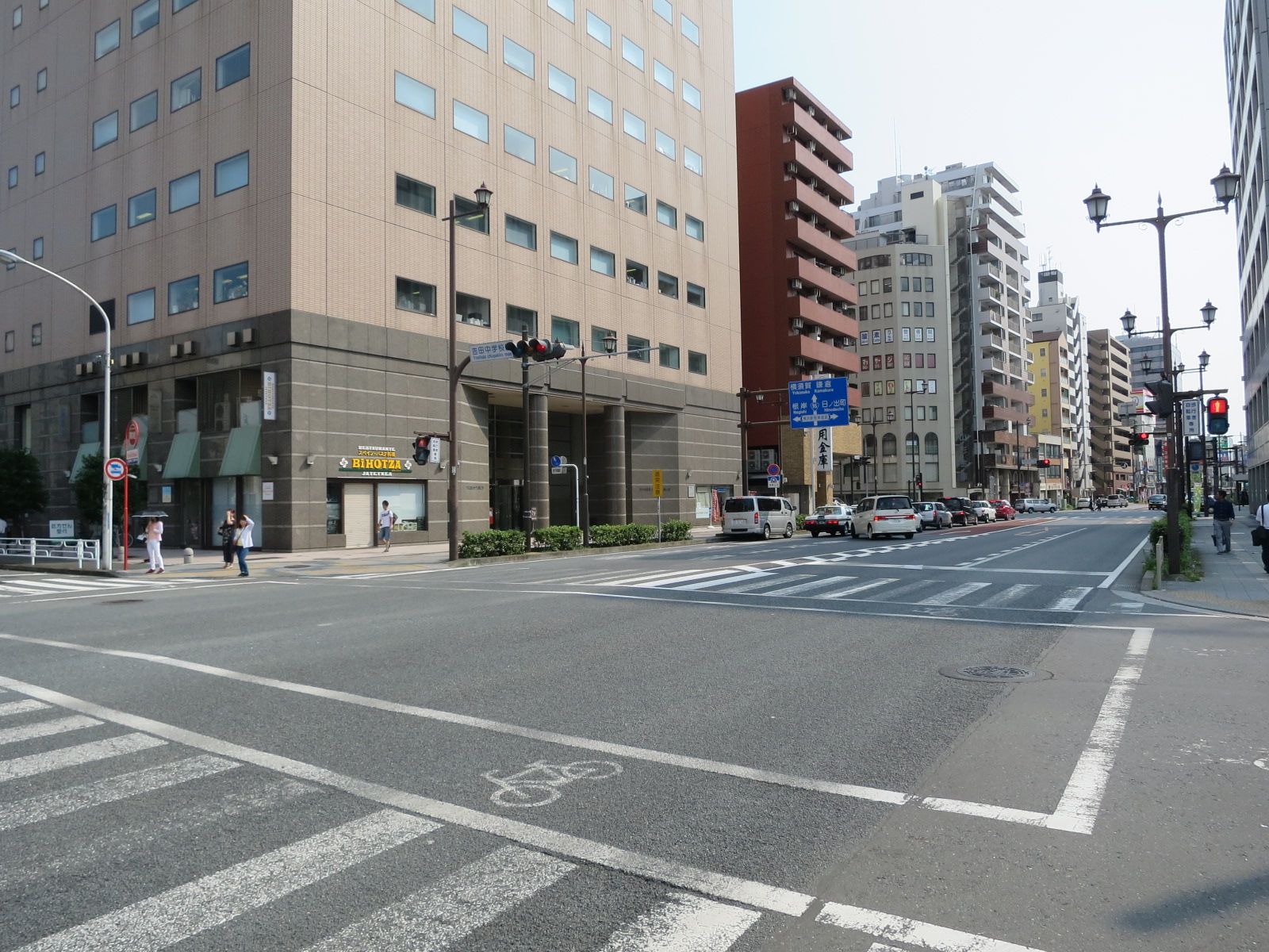 国道16号・吉田中学校前交差点向かい