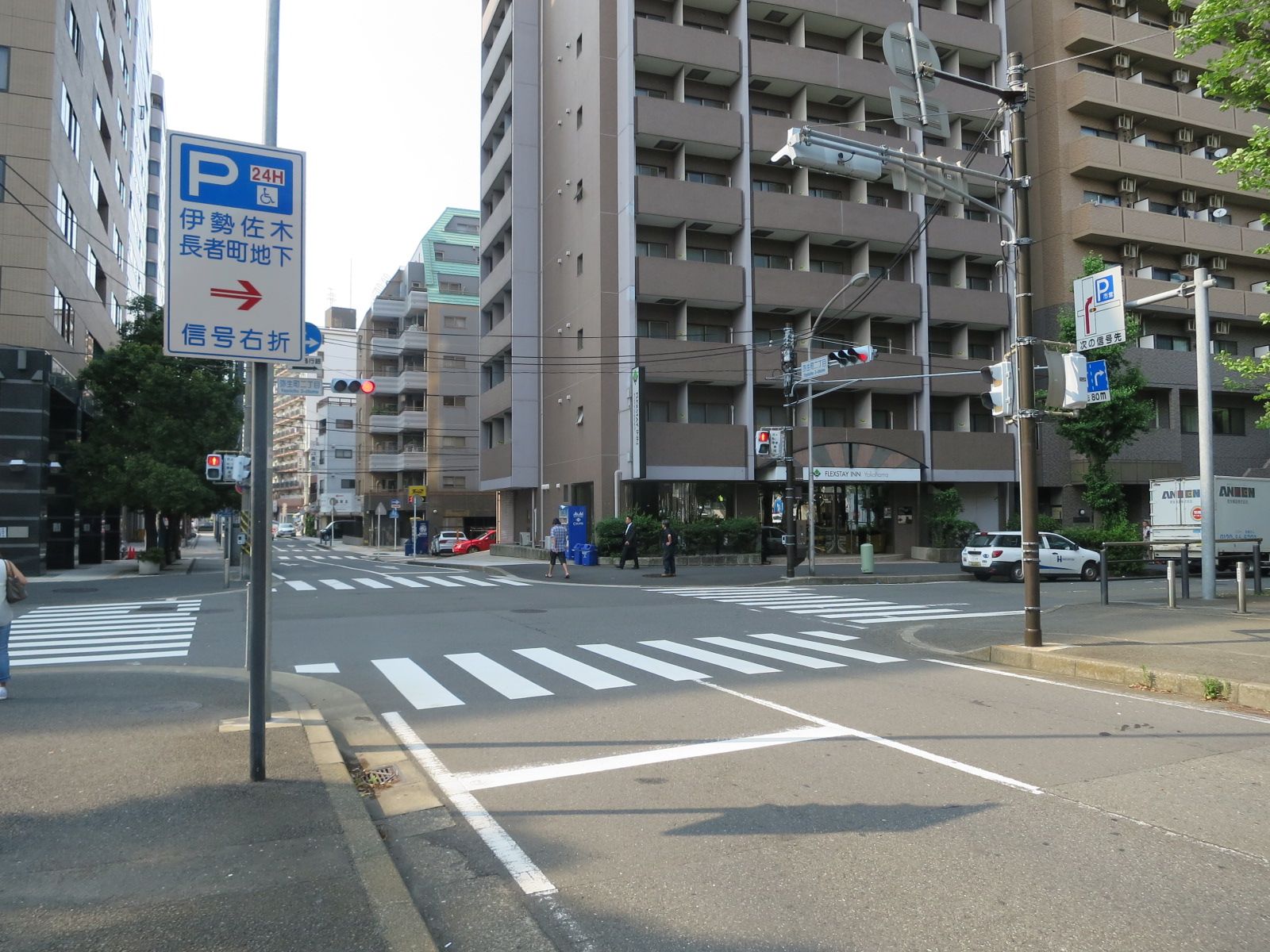 弥生町二丁目交差点向かい