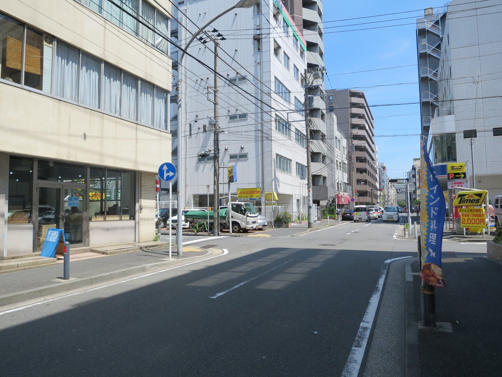 新翁ビル前面の通り