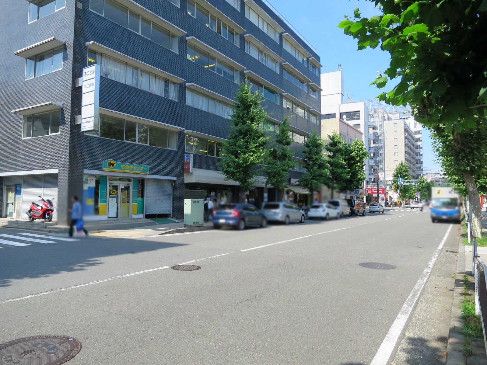 不二ビル前面の通り