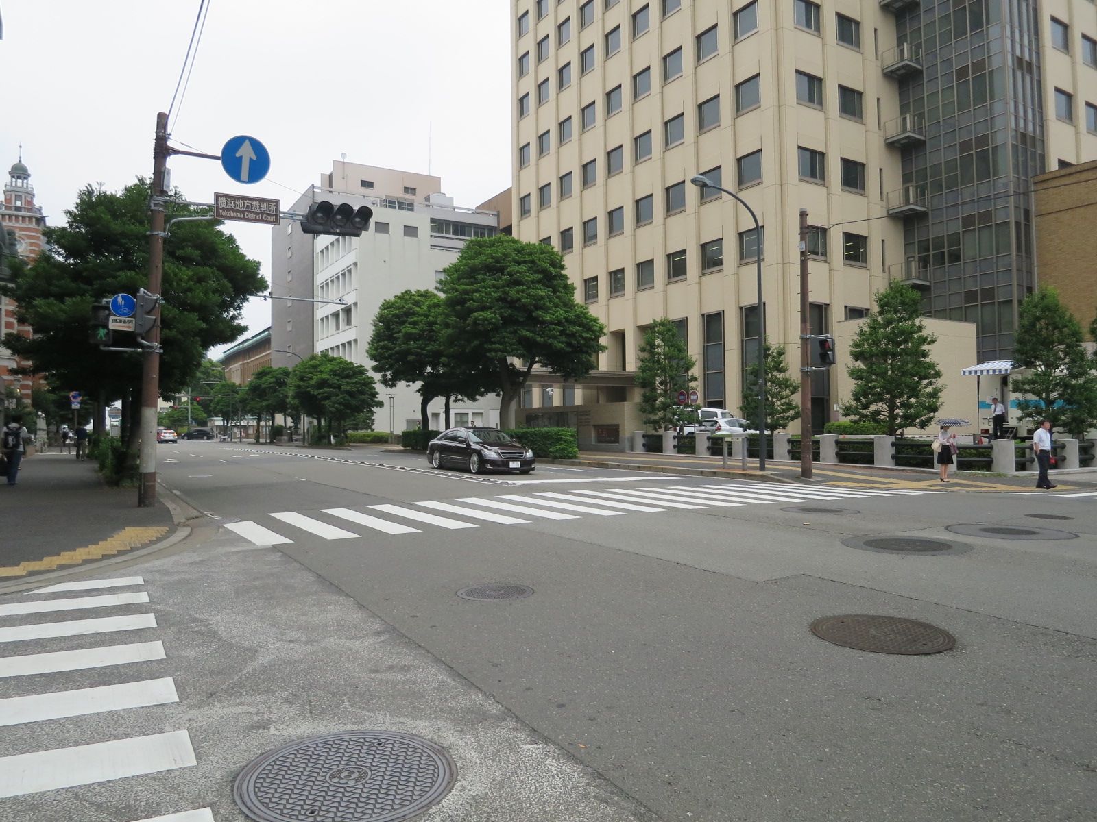みなと大通り・横浜地方裁判所交差点向かい