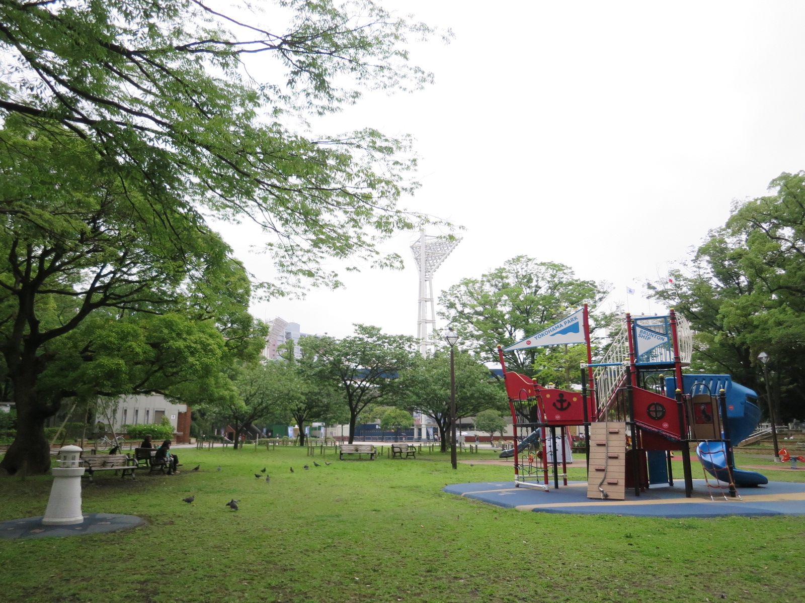 斜め向かいの横浜公園・横浜スタジアム